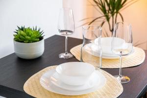 Entire Block, 6 Private Studios, 6 Baths, Driveway Parking