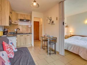 Appartements T1 bis lumineux pour 2, terrasse ensoleillee, parking, wifi - FR-1-841-26 : Studio