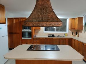 Cozy Queen Room - Spacious House - Convenient Location - NC5