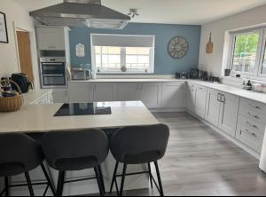 Riverside View - Large, modern 4 bedroom house with hot tub