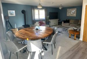 Riverside View - Large, modern 4 bedroom house with hot tub