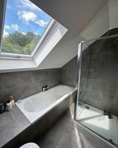 Riverside View - Large, modern 4 bedroom house with hot tub