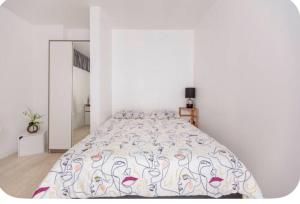 Chambre privée face à la gare