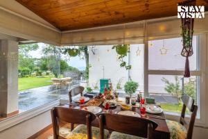 StayVista at Ellis Ville with Bonfire, Lawn