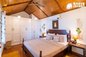 StayVista at Ellis Ville with Bonfire, Lawn