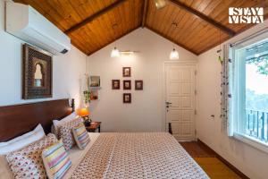 StayVista at Ellis Ville with Bonfire, Lawn