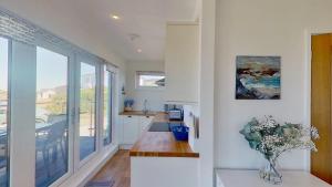 D08 Dawn O Day, Riviere Towans