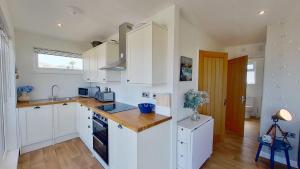 D08 Dawn O Day, Riviere Towans