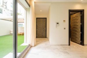 Le yacht luxury apartment 2BR 2BA corniche with parking