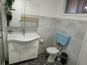 Queen Room in Spacious House - Close to Shops and Station - NC3