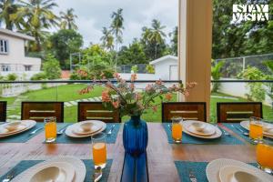 StayVista at 27 Flora with Lawn, Pool, WiFi