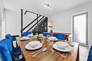 Luxe Playhouse - 3 bedrooms - sleep 7 - Free Parking - Pool Table - 50" TV - Great Location!