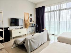Palazio Mount Austin studio with Balcony 4 plus 1pax with TV box 5mins AEON 3a06