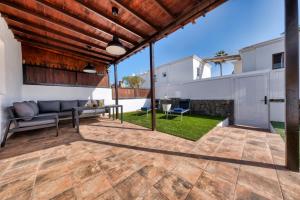 Villa Flaminia - Jacuzzi and Foosball - Just 400m from the Beach By Lanzarote Vacation Homes