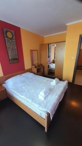 2 Room Apartment Gallery with Poolview