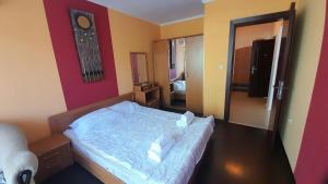 2 Room Apartment Gallery with Poolview