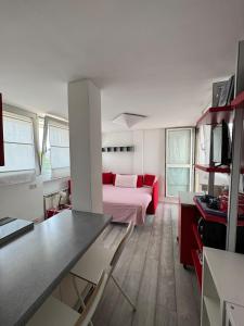 Terrace Apartment Venice - 6th Floor Red-