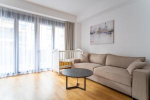 Modern One-Bedroom Apartment - 5 min to Porto Montenegro