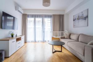 Modern One-Bedroom Apartment - 5 min to Porto Montenegro
