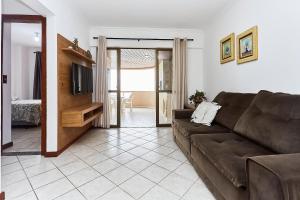 1090 Apartamento com linda vista para o mar , de frente para Avenida de Bombinhas.