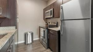 Landing Amazing 1BD Pool Gym