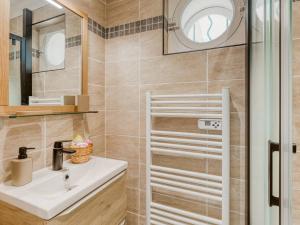 Appartements Appartement neuf au Lavandou - Climatise, proche plage - FR-1-816-3 : photos des chambres