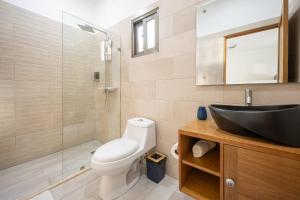 Luxury Villa between 2 beaches 2 mins walking, Pool & tropical garden