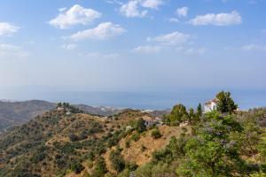 Casa Kousgaard - Sayalonga Mountain House with Sea Views & Pool