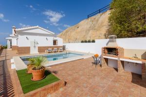 Casa Kousgaard - Sayalonga Mountain House with Sea Views & Pool