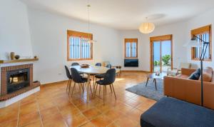 Casa Kousgaard - Sayalonga Mountain House with Sea Views & Pool