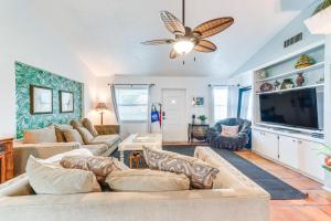 Backyard Hangouts: Bradenton Home Near Dining!