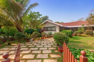 StayVistas Casa Palmera - Pet-Friendly Villa with Pool, Garden with Gazebo, and Indoor & Outdoor Games