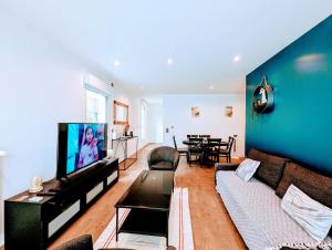 Chic and spacious apart with parking and garden