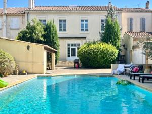 Bourgeois House - 16 personnes, Piscine, 6 chambres, 8 lits, 4 SDB, Centre-ville, CLIM