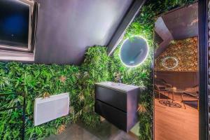 Appartements La Suite Oh la la - Duplex Jungle & Jacuzzi Prive : photos des chambres