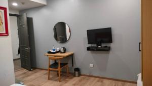 Hotel Kingston House - Near Shaheed Path and Ayodhya Road
