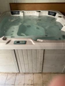 Appart'hotels En Camargue, Gite Cosy climatise jacuzzi en sus, proche lac et mer : photos des chambres