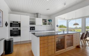 Five Bedroom Beautiful Home In Sindal