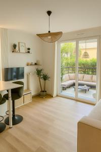 Antibes - studio terrasse et parking - piscine