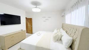 Luxury Apartment-PRIVATE Patio & BBQ-Near Airport