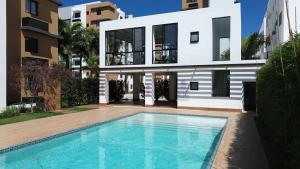 Luxury Apartment-PRIVATE Patio & BBQ-Near Airport