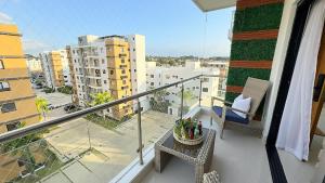 Luxury Apartment-PRIVATE Patio & BBQ-Near Airport