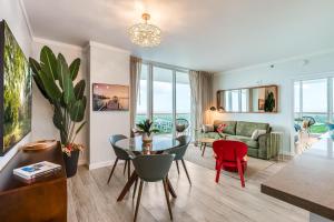 Bright 1BR in Coconut Grove King Bed Views Pool and Parking