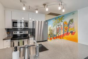 Bright 1BR in Coconut Grove King Bed Views Pool and Parking