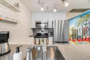 Bright 1BR in Coconut Grove King Bed Views Pool and Parking