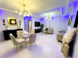 Luxury Apartment- PRIVATE Patio & BBQ- Near Airport