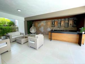 Luxury Apartment- PRIVATE Patio & BBQ- Near Airport