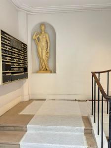 Spacious Parisian Flat Louvre Steps Eiffel Tower Access