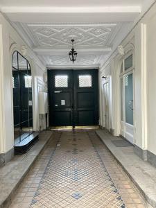 Spacious Parisian Flat Louvre Steps Eiffel Tower Access