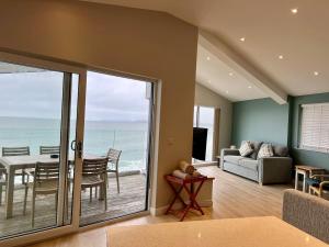Stylish 3-Bed Seaview Retreat with Balcony - Steps from the Beach - Westward Ho!